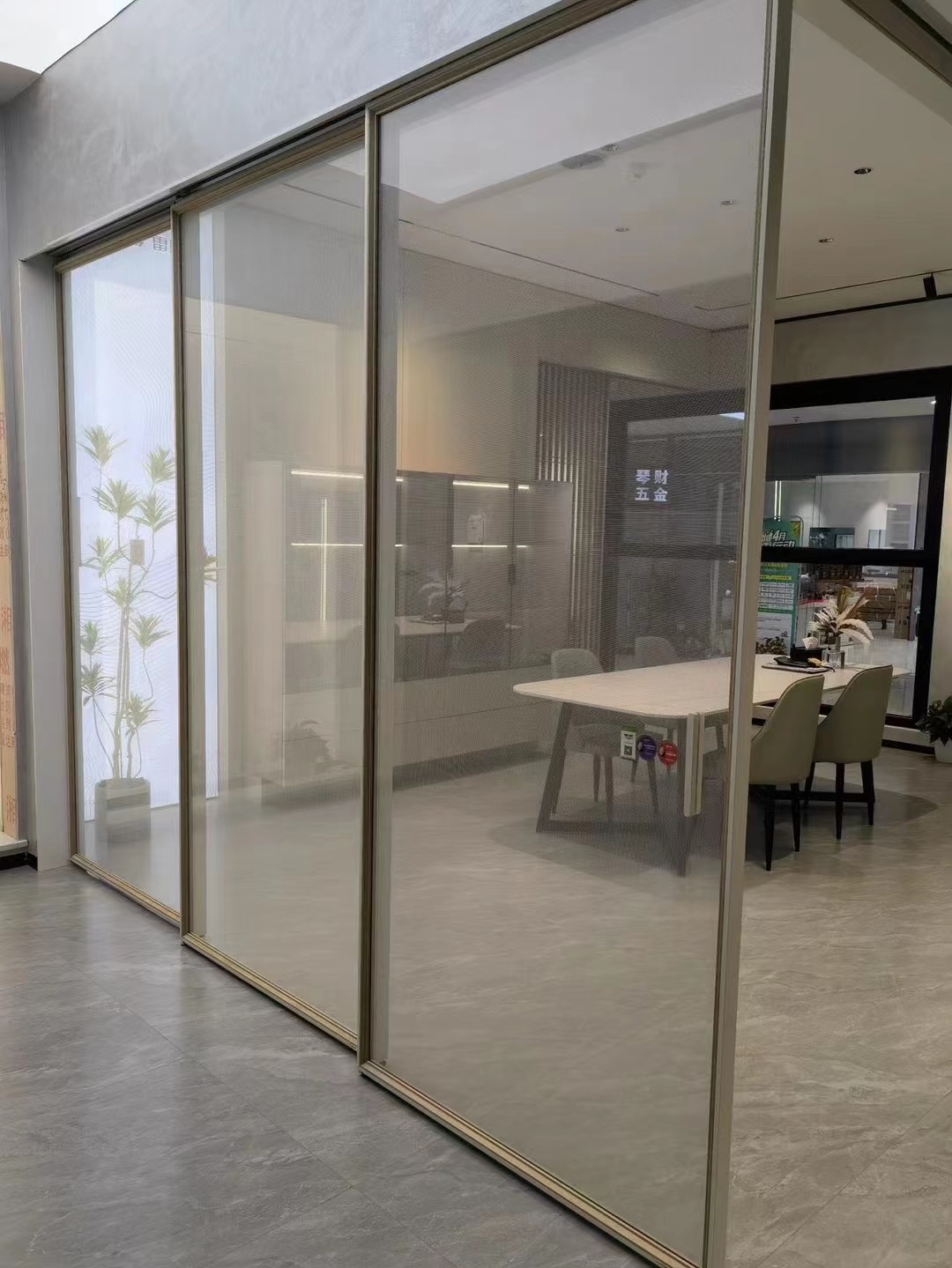 4510 Sliding — Concealed-track sliding door
