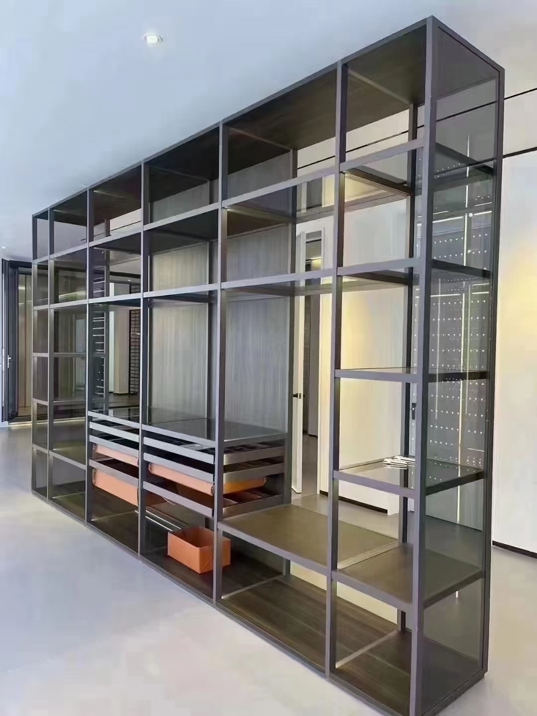 Transparent wardrobe and display grid with leather storage boxes
