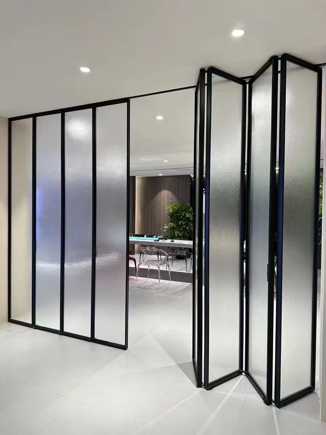 Folding glass partition with textured translucent panels