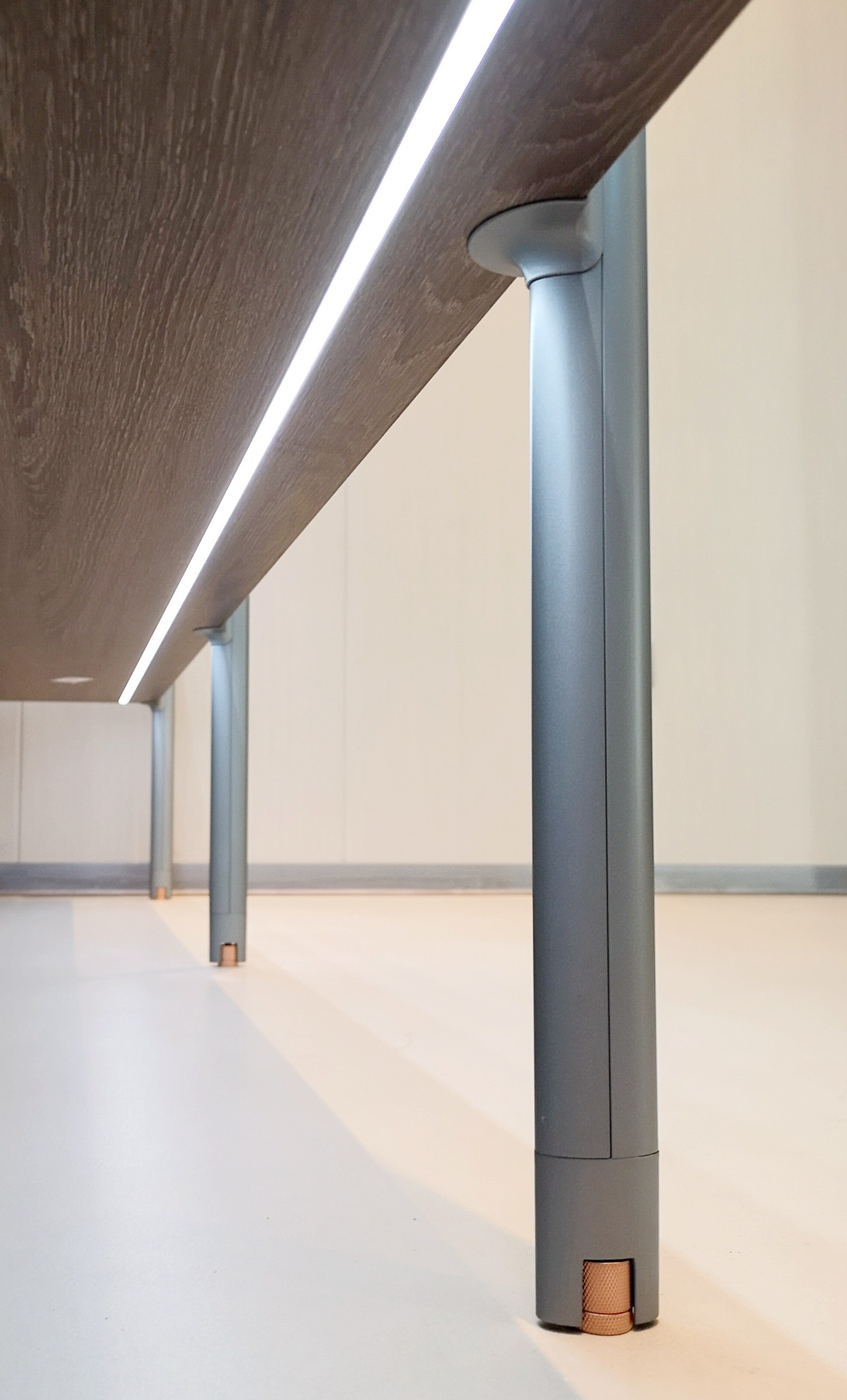 Integrated LED line and adjustable upright foot detail